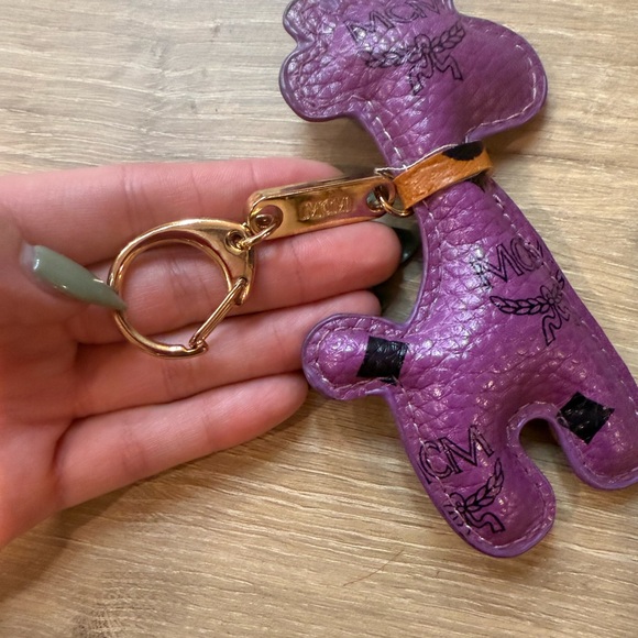 MCM Purple Giraffe Keychain - Picture 2 of 5